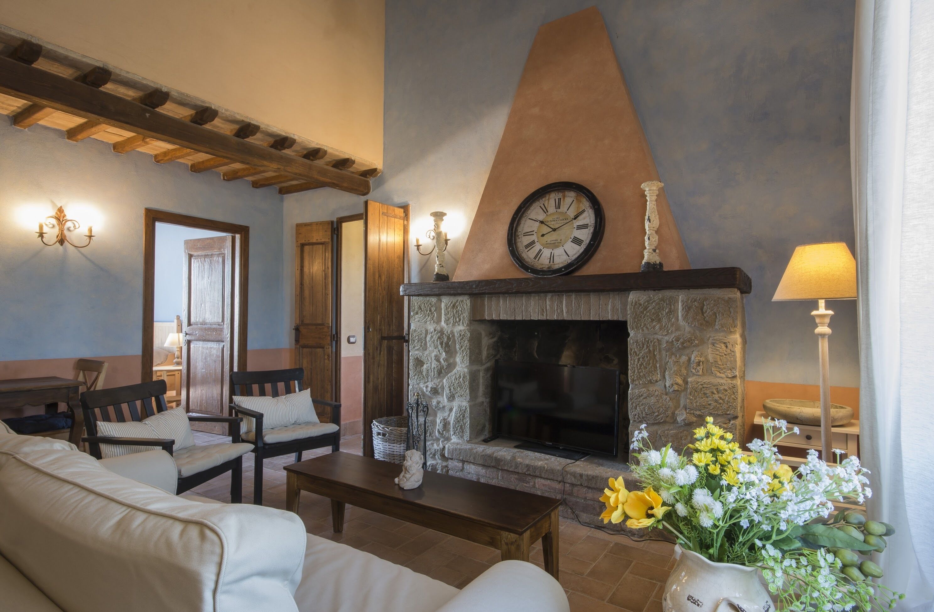 Casa Meridiana 6 rooms plus, on two levels, with fireplace.