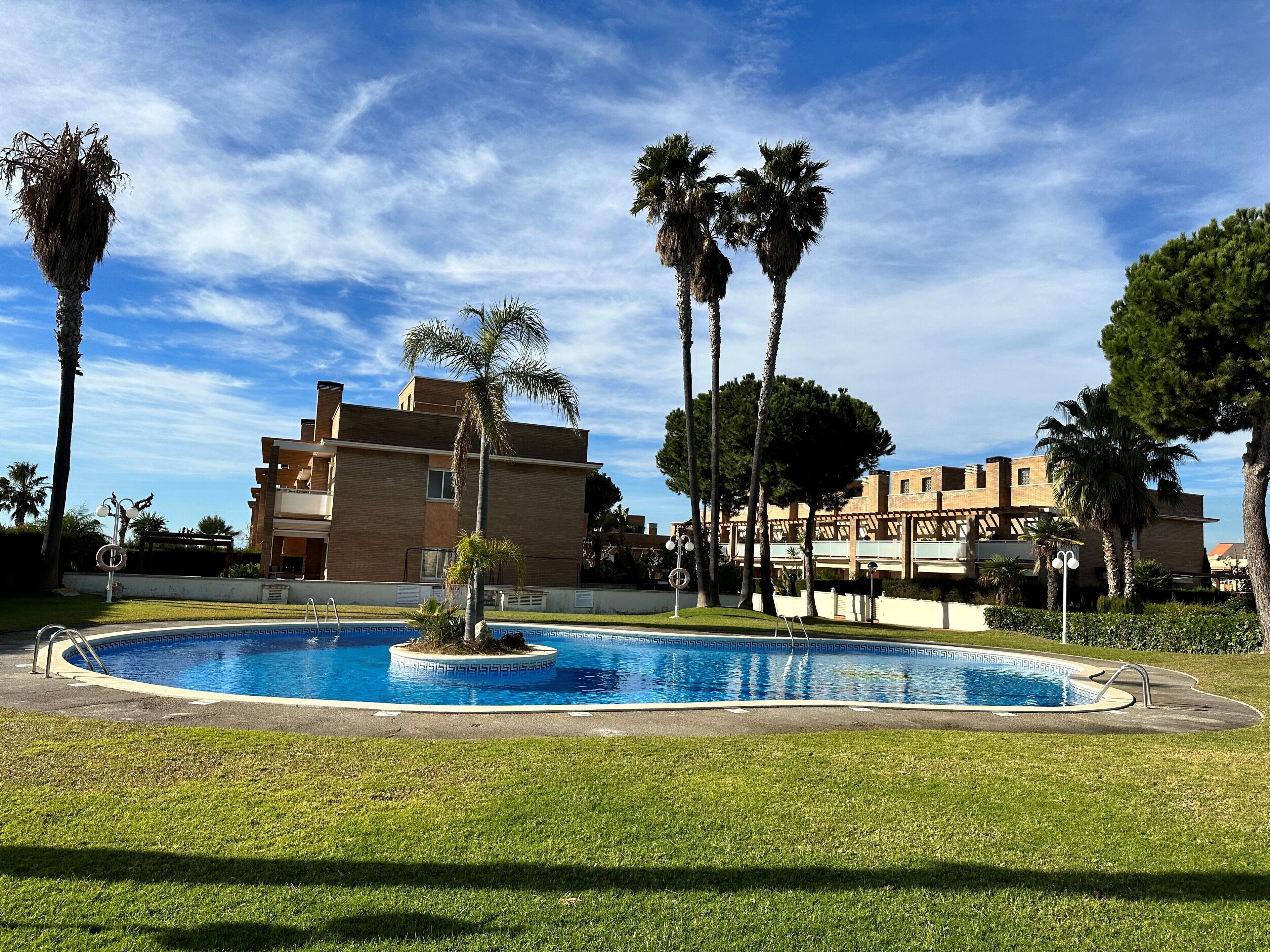 Townhouse with pool 500 meters from the beach. Ideal for families!