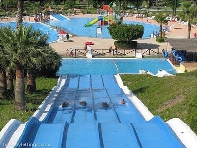 Casa de Vacaciones de 3 Dormitorios Wifi Gratuito Piscina Comunitaria A Poca Distancia de la Playa y el Strip