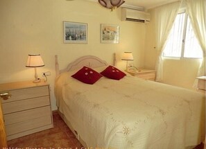 3 chambres, fer et planche à repasser, lit de bébé portatif