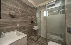 Douche, sĂšche-cheveux, serviettes fournies