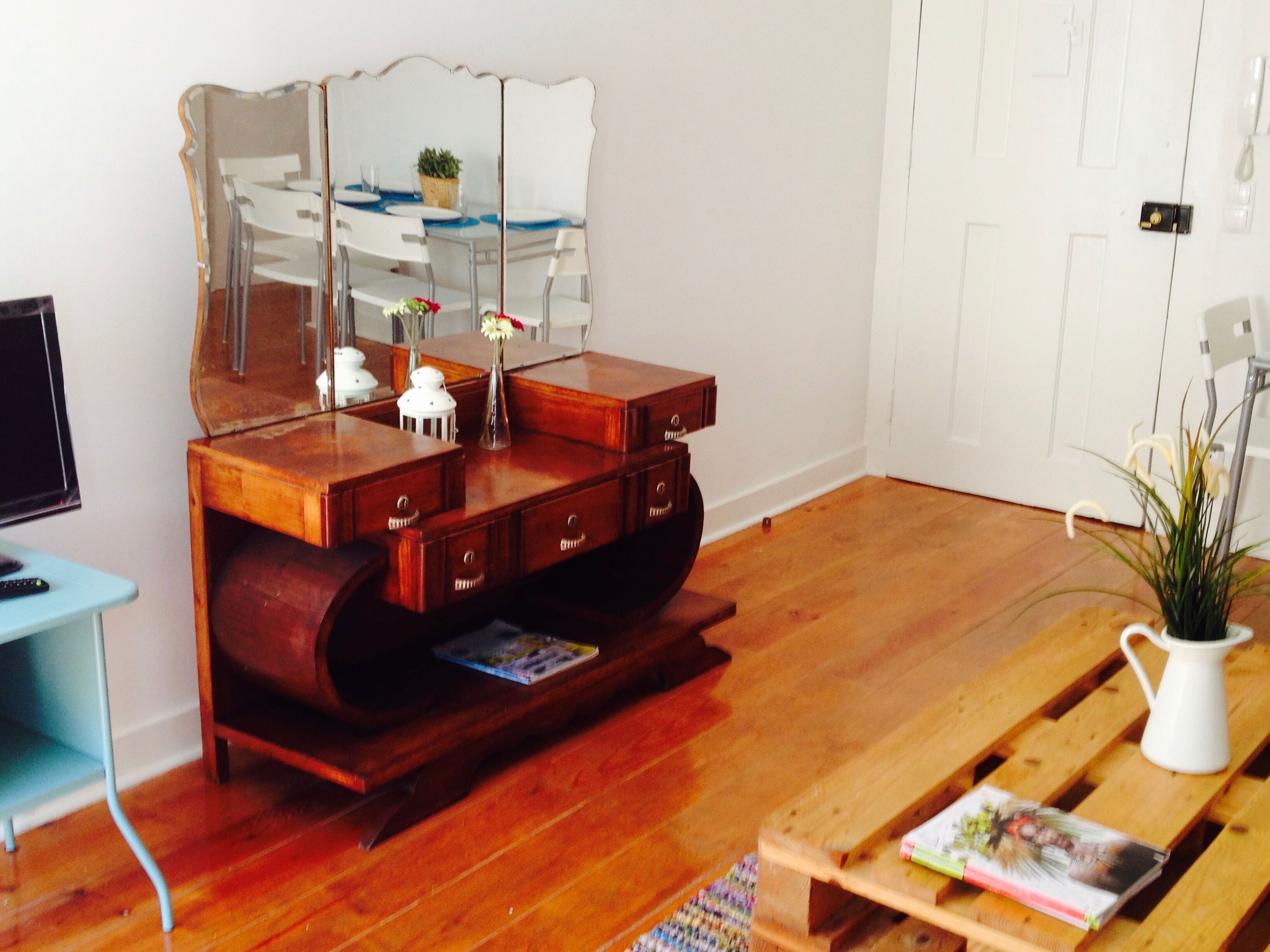 Madragoa Vintage Flat / Central / Near Sodré and Bairro Alto Cays / Cable TV / WiFi 