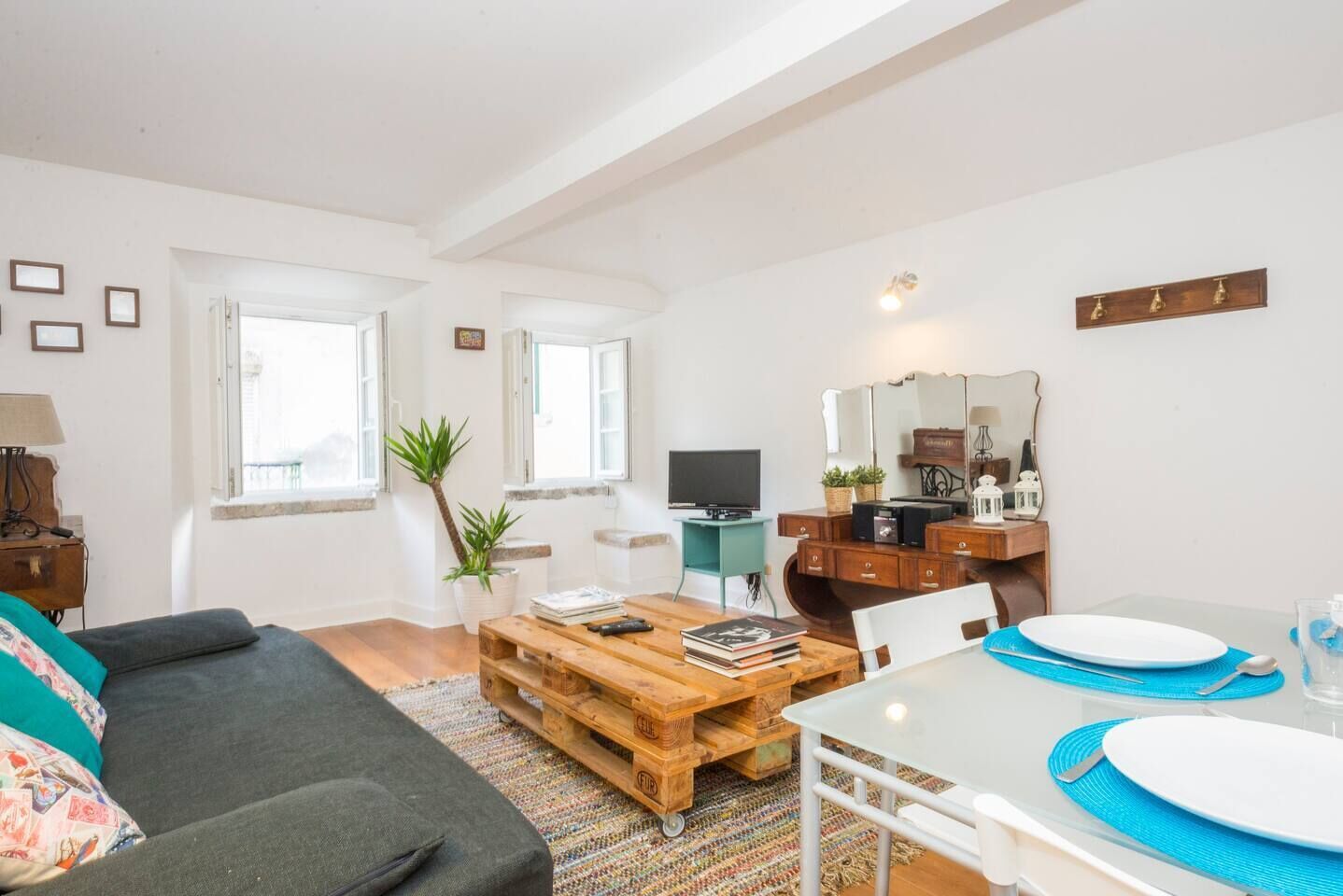Madragoa Vintage Flat / Central / Near Sodré and Bairro Alto Cays / Cable TV / WiFi 