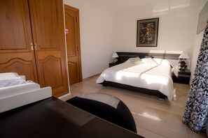 5 makuuhuonetta, tallelokero huoneessa, työpöytä, silitysrauta/-lauta