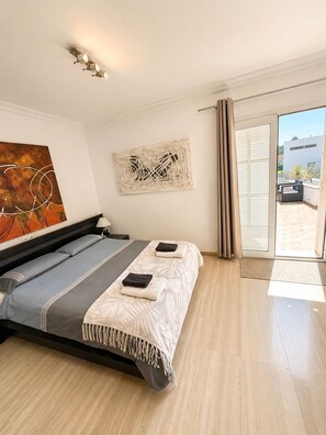 5 habitaciones, caja de seguridad en la habitación y escritorio