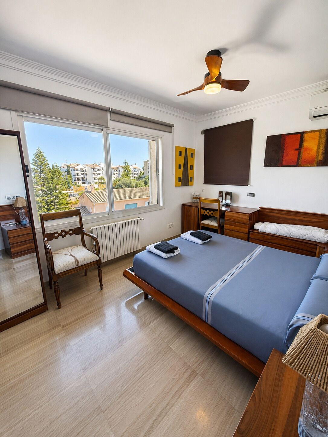 5 Schlafzimmer, Zimmersafe, Schreibtisch, Bügeleisen/Bügelbrett