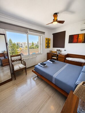 5 habitaciones, caja de seguridad en la habitación y escritorio