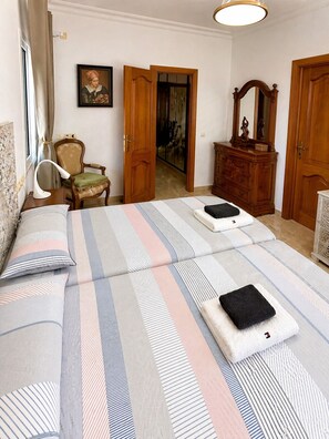 5 chambres, coffre-fort, bureau, fer et planche à repasser