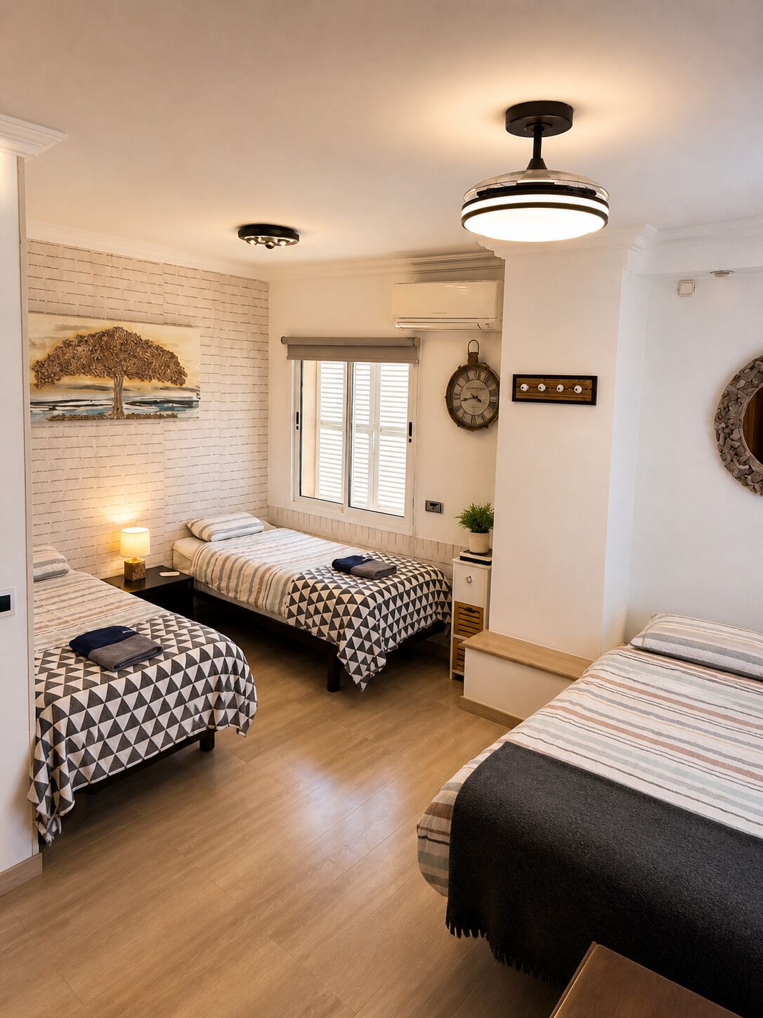 5 slaapkamers, een kluis op de kamer, een bureau