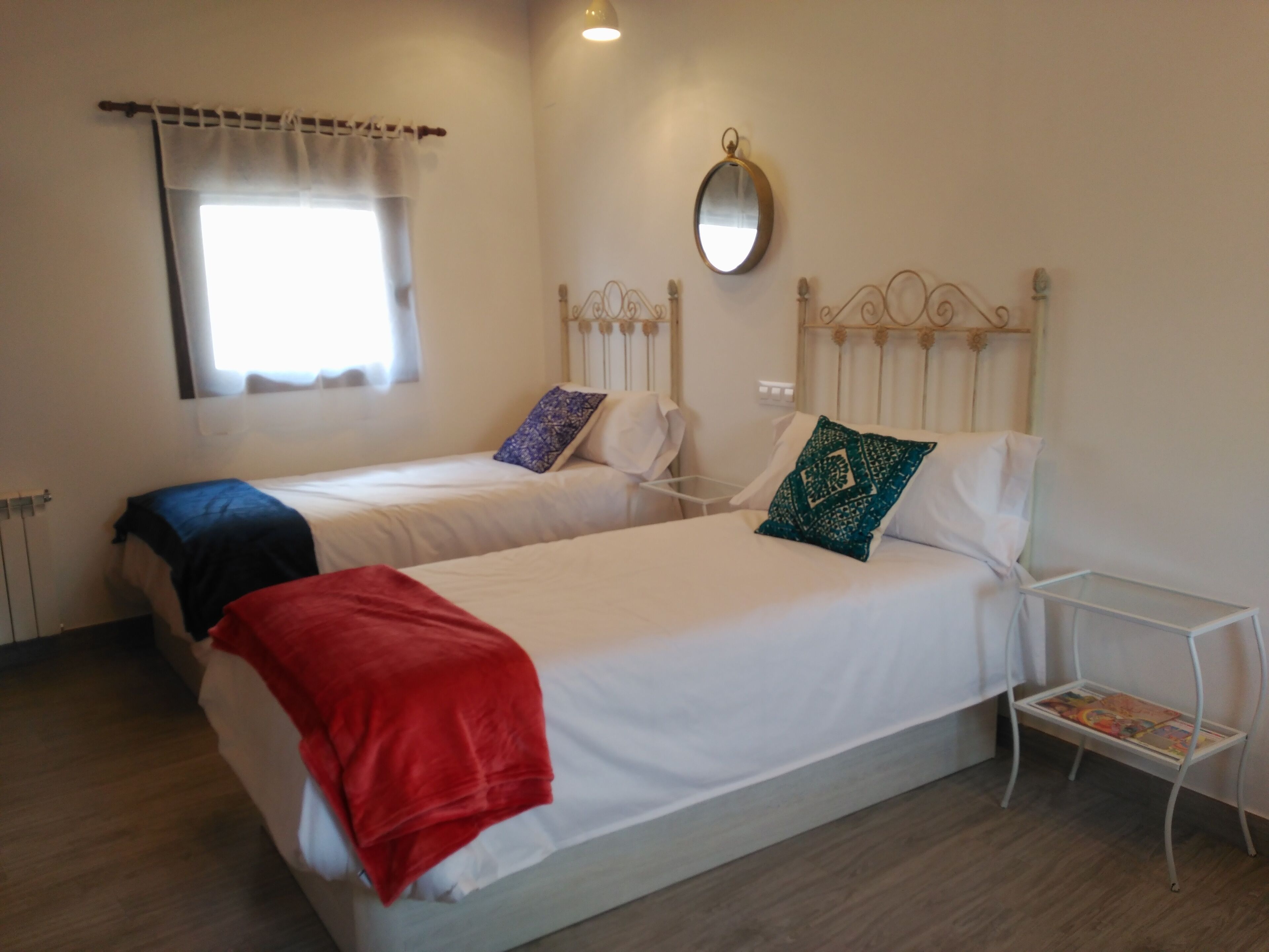 3 habitaciones, tabla de planchar con plancha, wifi y ropa de cama 