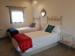 3 bedrooms, iron/ironing board, WiFi, bed sheets