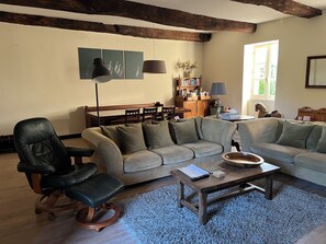 TV, fireplace, DVD player, table football - Rigal farmhouse - 100 acres of relaxation and fun at our family friendly farm (Cause-De-Clérans)