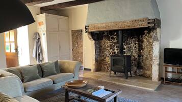 Télévision, cheminée, lecteur de DVD, baby-foot