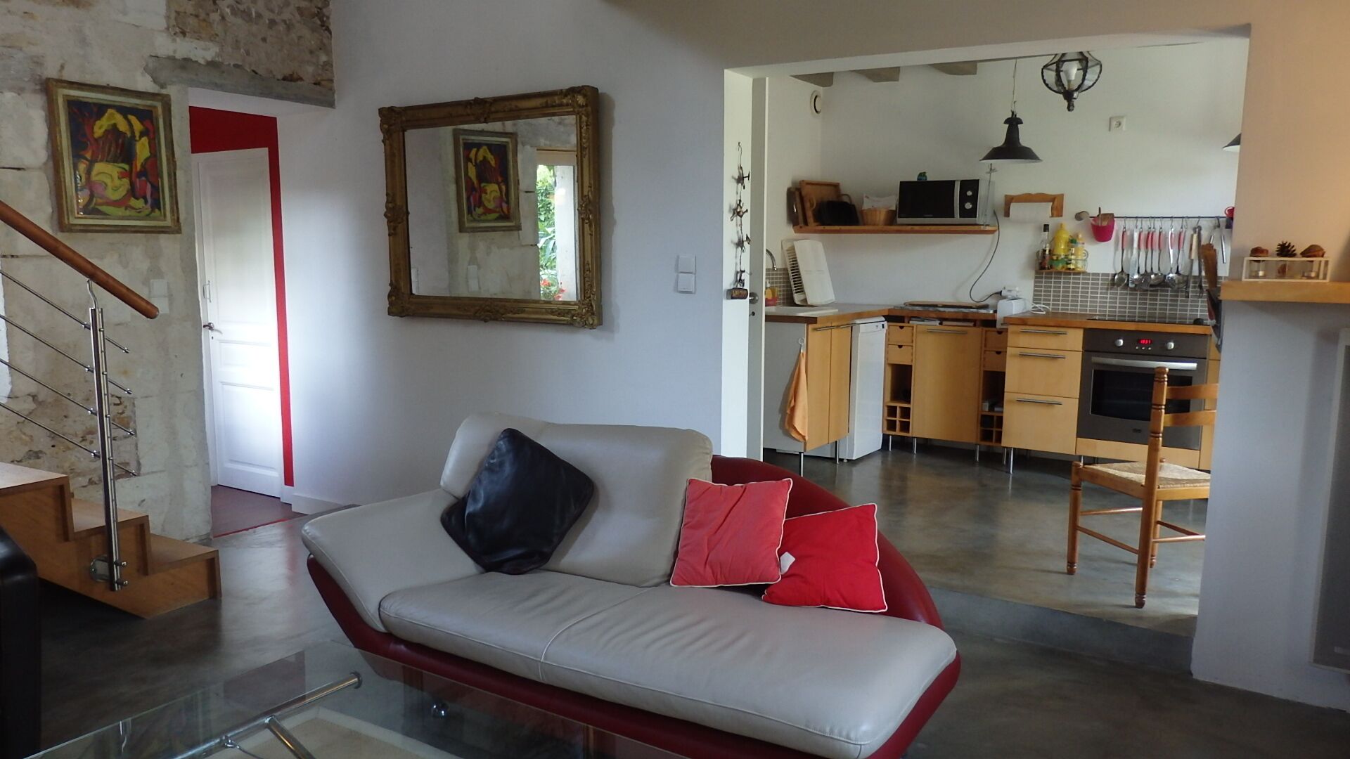 Télévision, cheminée, livres, chaîne hi-fi