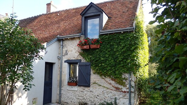 A stone building with a sloped roof, a small window with shutters, and a door. - In the heart of the Chateaux of the Loire (Saint-Georges-sur-Cher)