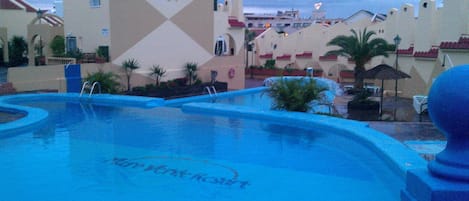حمام سباحة