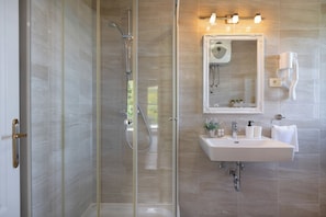 Shower, hair dryer, towels