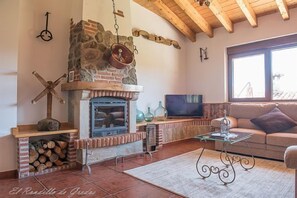 Een televisie en een open haard