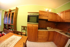 Fridge, oven, stovetop, coffee/tea maker