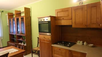 KĂŒhlschrank, Ofen, Herdplatte, Wasserkocher mit Kaffee-/Teezubehör