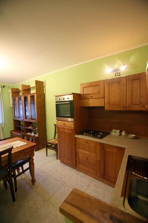 Fridge, oven, stovetop, coffee/tea maker - MAISON CASSIUS LO VERT (ISSOGNE ITALIA)