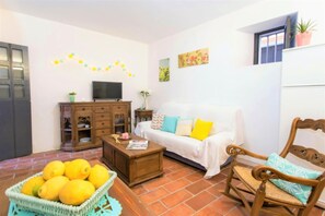 TV - Corral del Conde 8 Apartment (Sevilla)