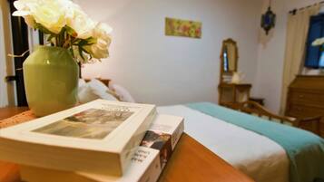 1 slaapkamer, een strijkplank/strijkijzer, internet, beddengoed