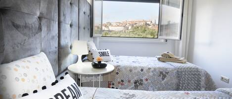 3 soverom, strykejern/-brett, internettilgang og sengetøy