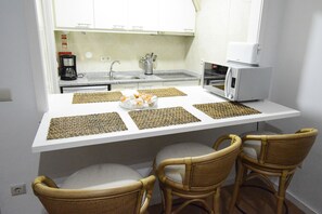 冷蔵庫、電子レンジ、コンロ、コーヒー / ティーメーカー