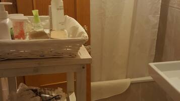 Secador de pelo, toallas, jabón y champú