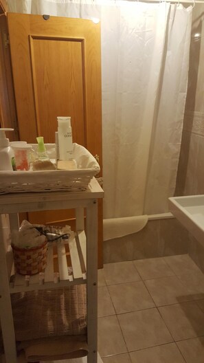 Haartrockner, Handtücher, Seife, Shampoo