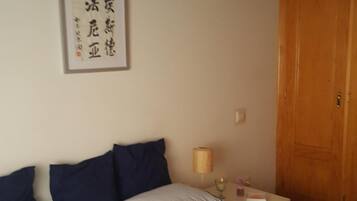 1 dormitorio, tabla de planchar con plancha, wifi y ropa de cama