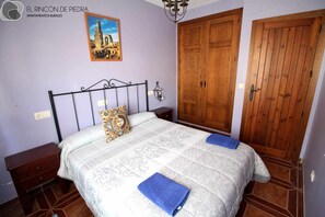 1 slaapkamer, een strijkplank/strijkijzer, internet, beddengoed