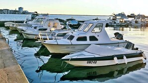 Un puerto deportivo con varias embarcaciones pequeñas amarradas.