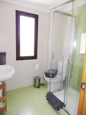 Badkar, hårtork, handdukar och tvål