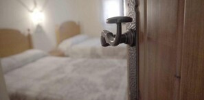 1 bedroom, Internet, bed sheets - Self catering El Rincon de Piedra for 4 people (Enguidanos)