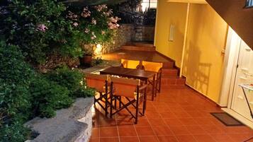 屋外ダイニングエリア