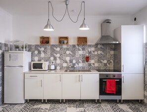 Micro-ondas, cafeteira/chaleira, talheres/pratos/utensílios de cozinha