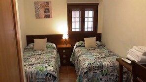 3 slaapkamers, een strijkplank/strijkijzer, gratis wifi, beddengoed