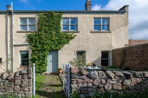 Exterior - A spacious and comfortable cottage (Greenlaw)