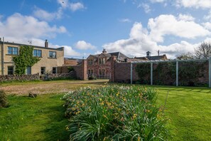 Property grounds - A spacious and comfortable cottage (Greenlaw)