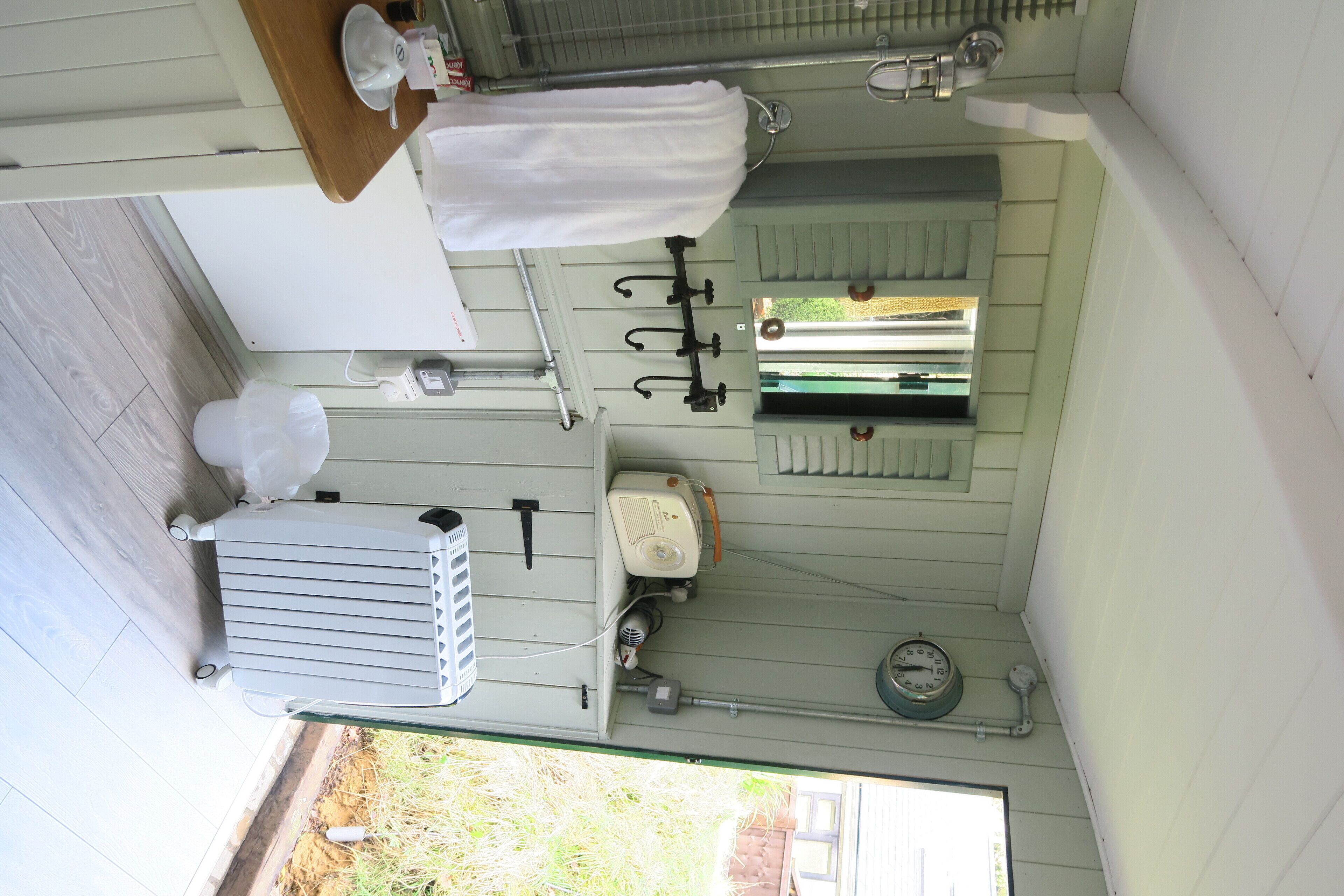 Shepherds hut with hot tub and BBQ