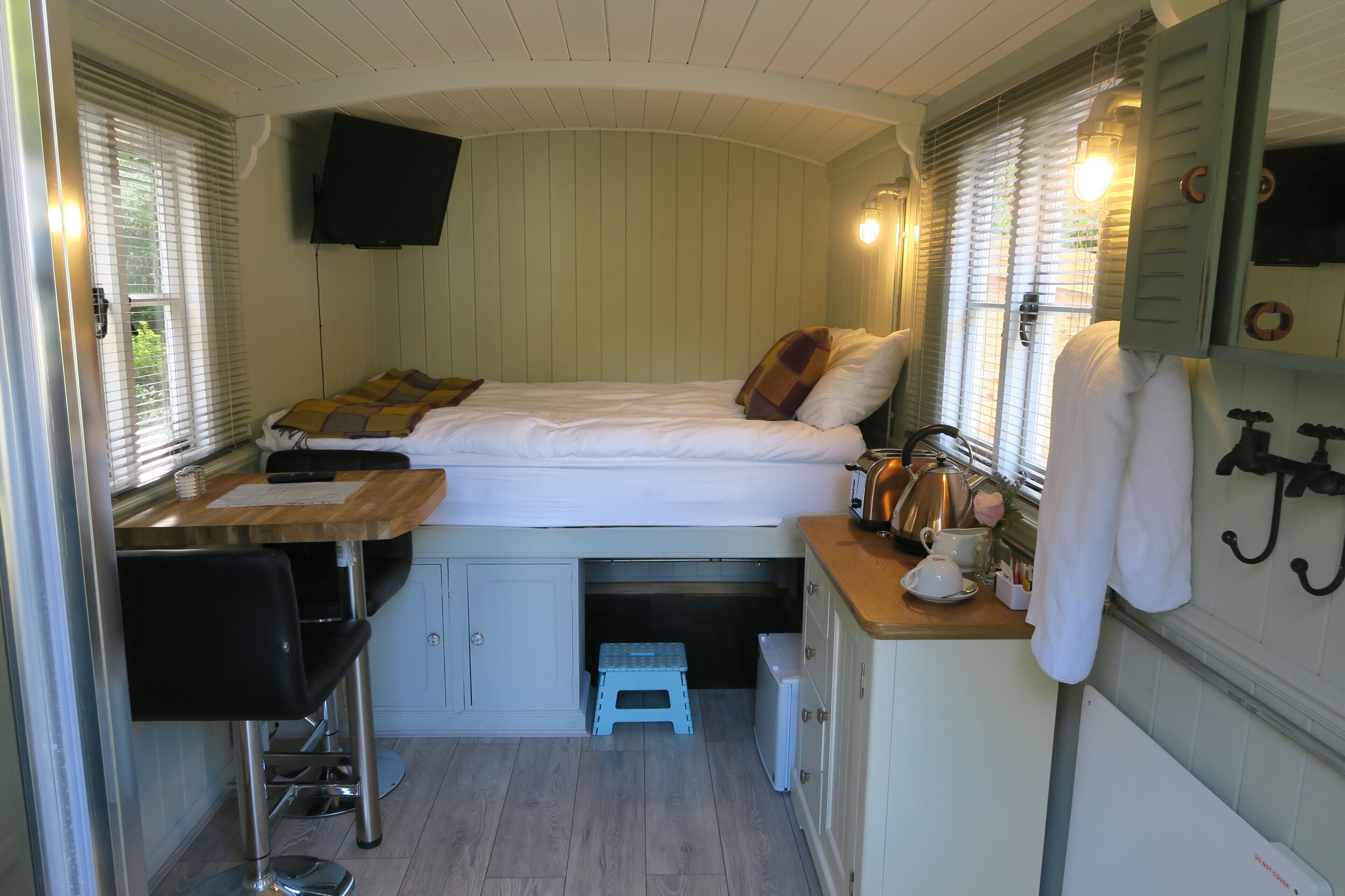 Shepherds hut with hot tub and BBQ