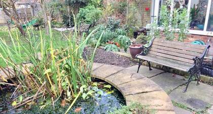 Quaint Detached Annexe entrée indépendante à proximité de toutes les liaisons de transport vers Londres