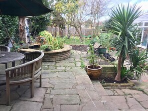 Terrace/patio - Quaint Detached Annexe separate entrance close to all transport links to London (London)
