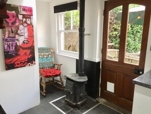 Unclassified image, 2 of 13, button - Quaint Detached Annexe separate entrance close to all transport links to London (London)