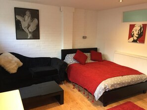 1 bedroom, WiFi, bed sheets - Quaint Detached Annexe separate entrance close to all transport links to London (London)