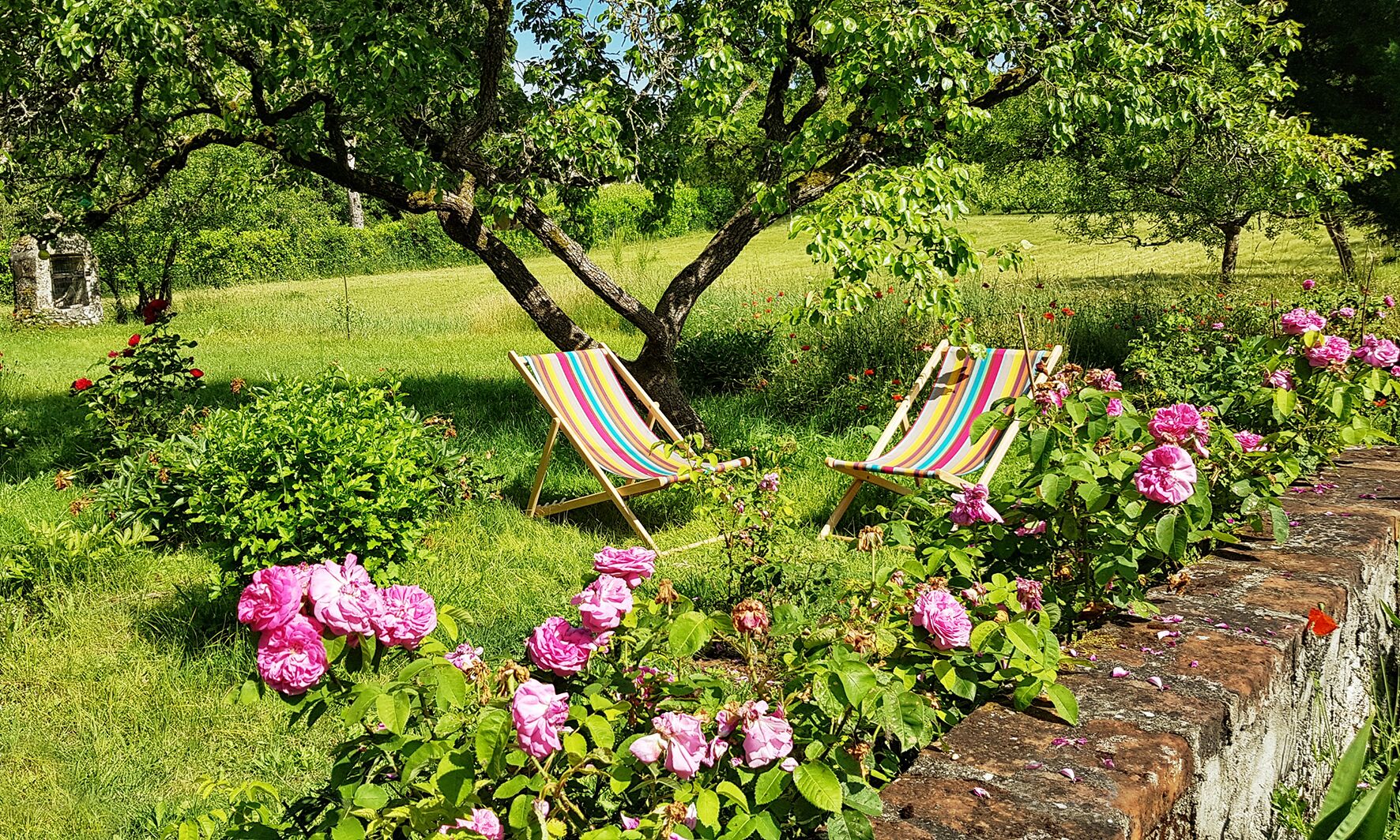 Furnished in a pretty country house on the banks of the Loire between Tours and Amboise