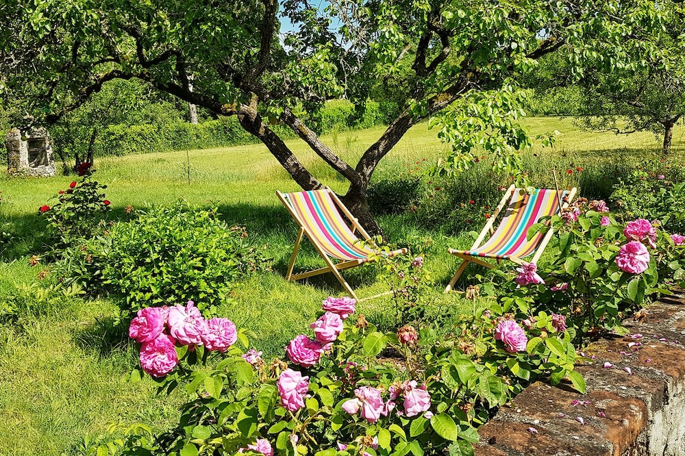 Furnished in a pretty country house on the banks of the Loire between Tours and Amboise