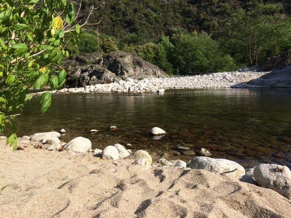 Sun loungers - L'Orangerie • Architect house -Private pool-Nature-Village view-Calm-Rivers. (Joannas)